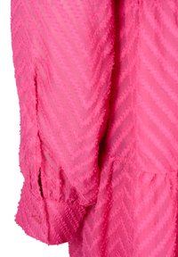 Růžové strukturované šaty se zigzagovým vzorem, s nařasenými rukávy a knoflíkem na manžetě. Lehce průhledná, poloprůsvitná tkanina.
