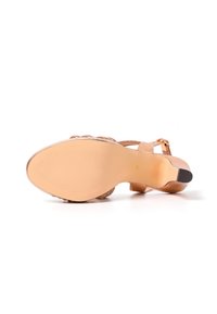 Sandal con tacco di colore nude, caratterizzata da una fascia testurizzata, design con retro aperto e una suola in gomma liscia e scanalata con dettagli minimalisti.