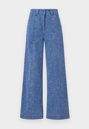 Høj talje, bred ben, blå denim jeans med bleget pletmønster, frontlukning med knap og lynlås samt bæltestropper.