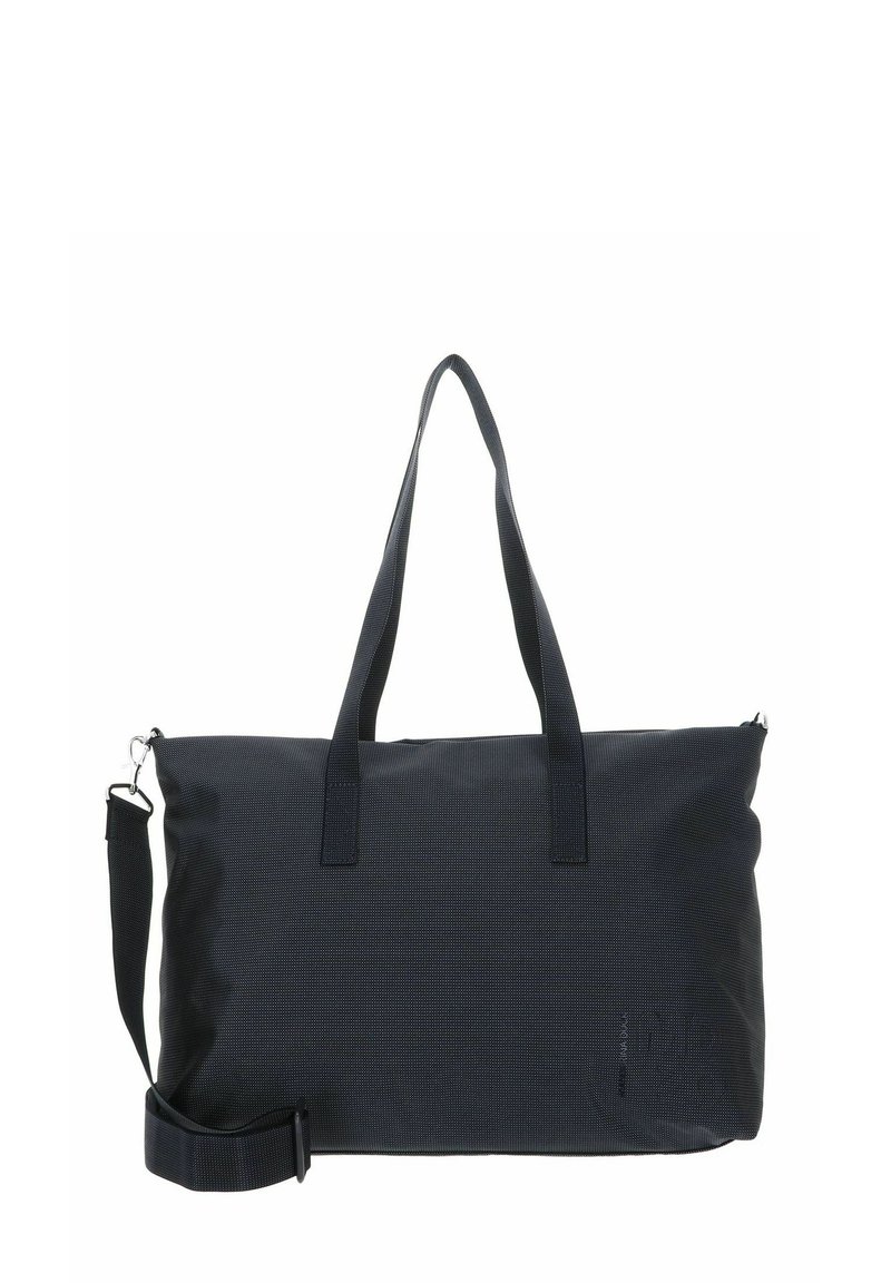 Sac tote en tissu noir avec deux poignées supérieures et une bandoulière amovible. Présente une texture subtile et une fermeture éclair. Aucun motif visible.