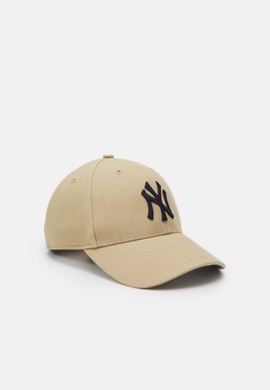Gorra de béisbol color marrón claro con visera curva y un logo bordado en color azul marino en la parte frontal, hecha de un tejido duradero con un diseño estructurado.