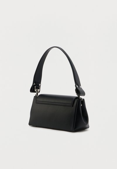Μαύρη δερμάτινη γυναικεία τσάντα με φαρδιά λουράκι και κλείσιμο με καπάκι, εμφανίζεται ελαφρώς υπό γωνία σε λευκό απλό φόντο.