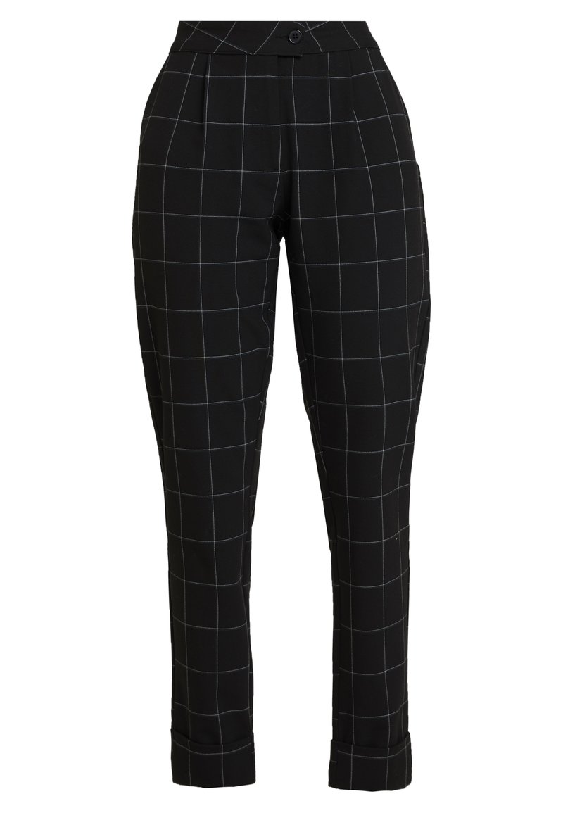 Pantalon noir fuselé avec motif à carreaux blancs, ceinture boutonnée, plis et ourlets retournés.