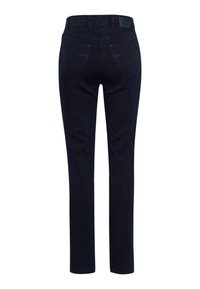 Un jean en denim bleu foncé présente une coupe slim, un design à cinq poches et des coutures contrastées, avec une étiquette à la taille et une fermeture éclair.