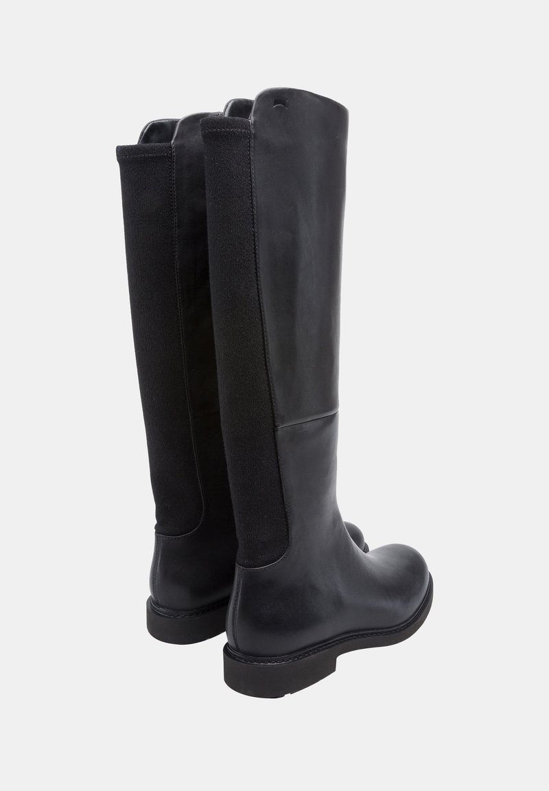 Schwarze kniehohe Stiefel mit einem glatten Lederoberteil und elastischen Stoffpaneelen auf der Rückseite, mit einer abgerundeten Zehe und flacher Sohle.