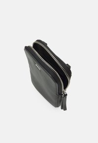Borsa in pelle nera con due scomparti con zip, caratterizzata da hardware argentato e un'esterno testurizzato. Forma compatta e rettangolare con una finitura liscia.