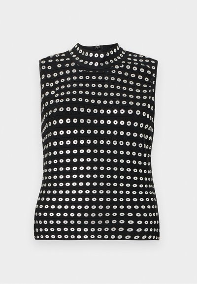 Μαύρο τοπ χωρίς μανίκια με ψηλό λαιμό, διακοσμημένο με οριζόντιες σειρές από μεταλλικούς ασημένιους κύκλους και υφασμάτινο σχέδιο με υφή.