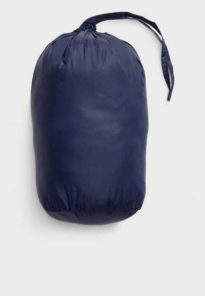 Saco leve azul-marinho feito de náilon liso, fechado na parte superior com um cordão. Forma arredondada com brilho subtil e sem logótipos visíveis.