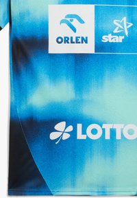 Blå gradient sports trøje sektion med logoer: Orlen ørnen, Star stjernesymbol og Lotto firkløver.