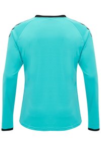 Langarmshirt aus leuchtend türkisfarbenem Stoff mit schwarzem Kragen und Akzenten. Glatte Textur und abgerundeter Saum mit Raglanärmeln.