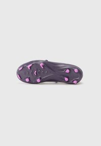 Semelle de chaussure de football violette avec surface texturée ; dotée de crampons et de rainures roses pour une traction et une flexibilité optimales ; conçue pour une performance sur gazon.