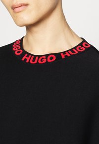 HUGO SMARLO - Strikkegenser - black