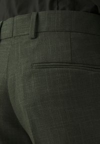 Isaac Dewhirst THE FASHION NOTCH SUIT SET - Κοστούμι - forest