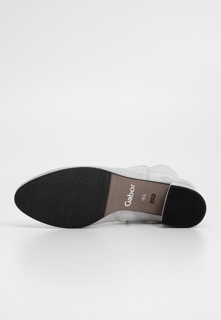 Graue Wildlederschuhe mit abgerundeter Spitze, niedrigem Absatz, schwarzer Gummisohle und braunem Innenfutter mit dem Markennamen "Gabor" und Größe 4½.