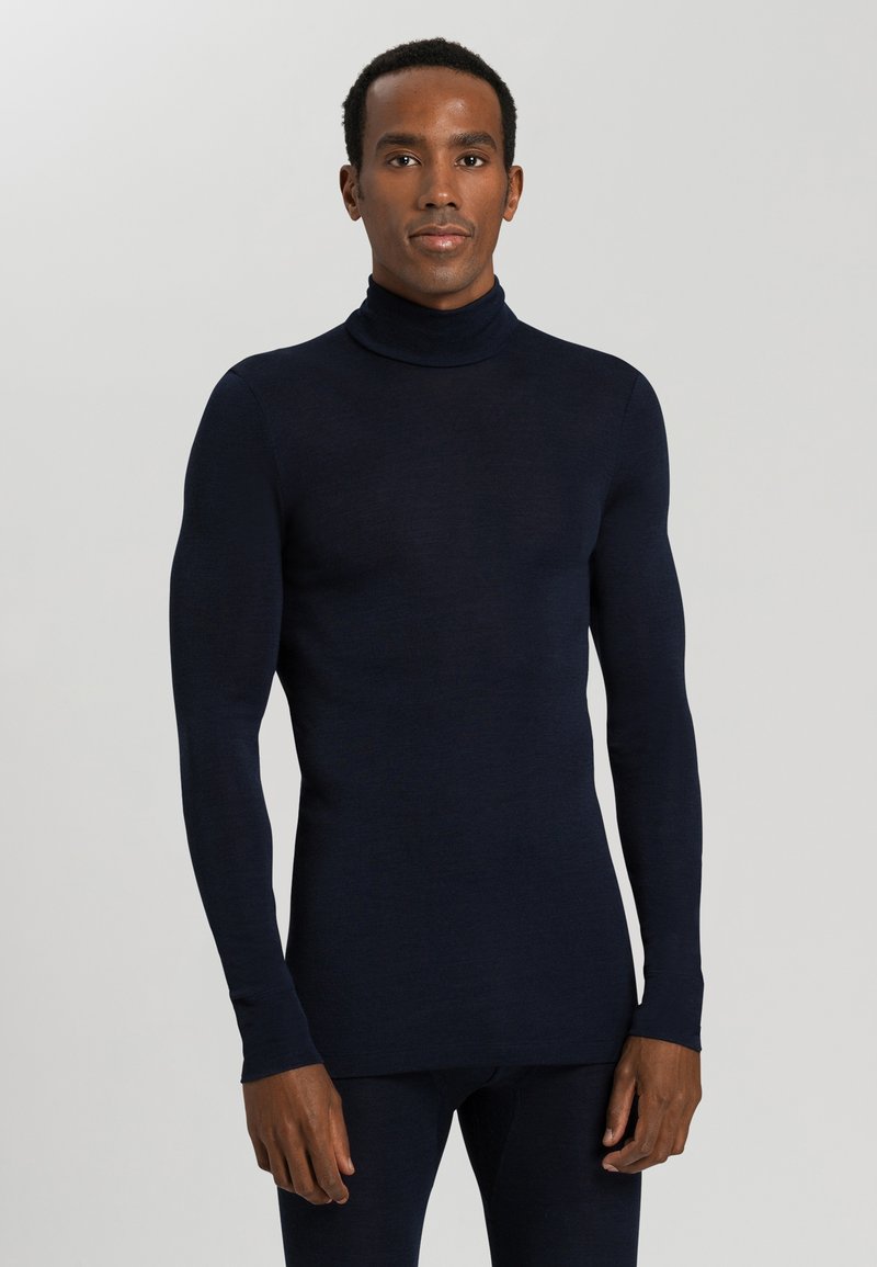 Maglione a collo alto blu navy realizzato in un tessuto a maglia liscia, caratterizzato da maniche lunghe e una silhouette aderente, con un design minimalista.