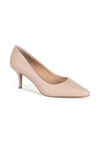 Zapato de tacón en cuero nude con puntera puntiaguda y tacón delgado. Textura lisa y diseño minimalista, adecuado para vestir de forma formal.