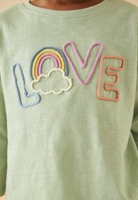 Next REGULAR FIT - Langarmshirt - green love slogan