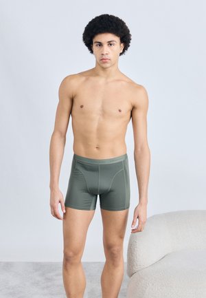 Olijfgroene boxershorts met een gladde, rekbare stof, voorzien van een aansluitend ontwerp en een zachte tailleband met branding.