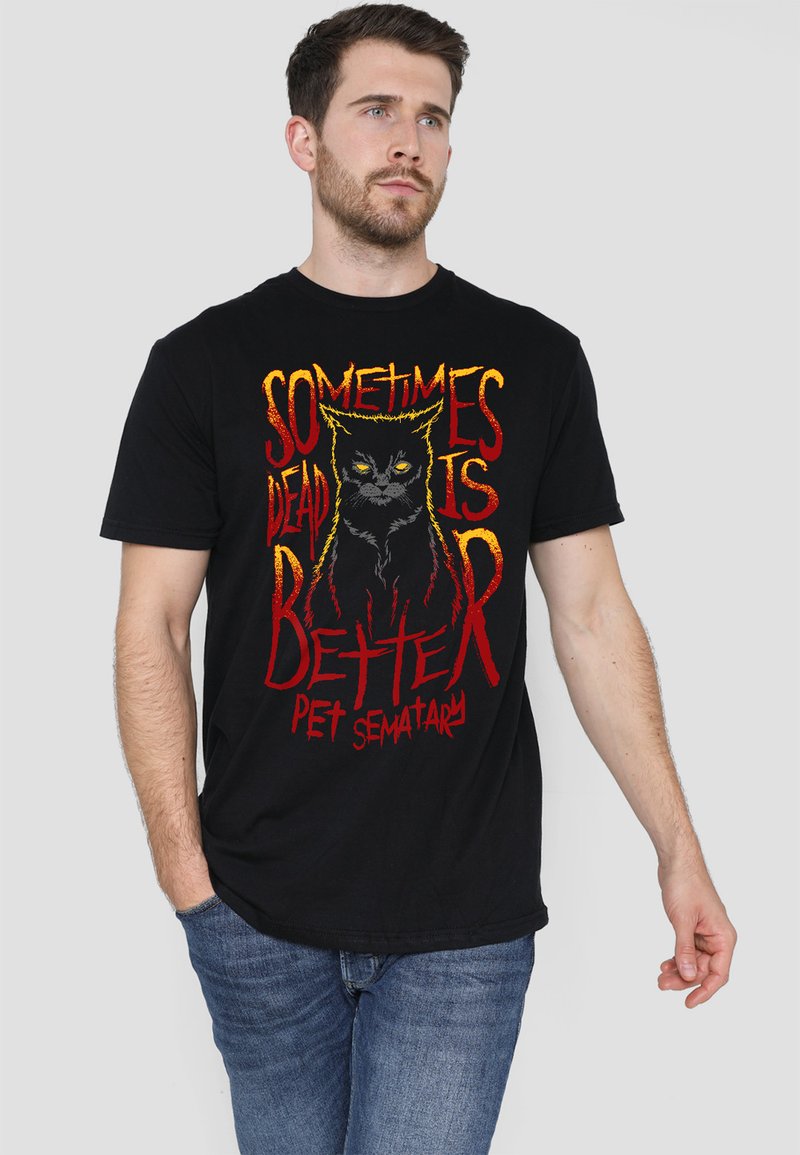 Schwarzes Baumwoll-T-Shirt mit einem grafischen Druck einer Katze und dem Text "Manchmal ist tot besser" in Rot und Gelb. Normale Passform.