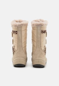 Beige talvikengät, jotka on valmistettu nailonista ja mokasta, pehmeillä tekoturkiskauluksilla ja leopardikuvioilla, joissa on tarranauhasuluet.