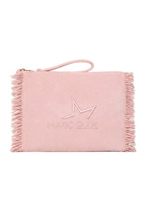 Pochette da polso in morbido suede rosa con bordi con frange, cerniera dorata e logo a stella in rilievo con la scritta "MARC ELLIS" sul davanti.