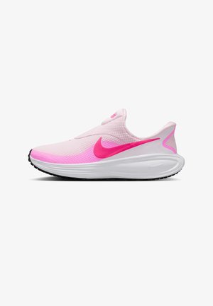 Zapatillas de running Nike con parte superior de malla rosa, entresuela blanca y logo swoosh rosa. La suela exterior es negra con dibujo texturizado.