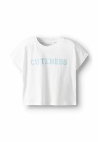 Balta trumpa rankovėmis apkirpta marškinėliai, pagaminti iš medvilnės, su šviesiai mėlynu siuvinėjimu "CUTENESS" centre priekyje.