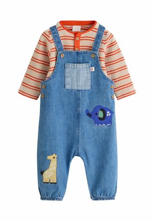 Chemise rayée à manches longues sous une salopette en jean bleu avec poche, détails de boutons et patchs animaux d'une girafe et d'un éléphant.