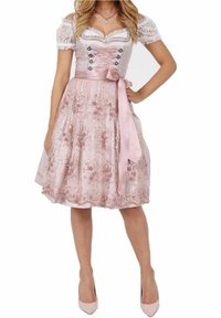 Robe en dentelle rose avec manches épaules dénudées, détails en ruban et motifs floraux. La jupe a une texture superposée et est cintrée à la taille.