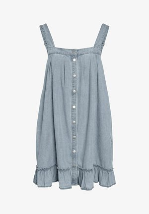 Vestido sin mangas de mezclilla azul claro con botones plateados al frente y dobladillo con volantes, con tirantes anchos y ajuste holgado.