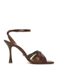 Sandal de tacón alto con tiras de cuero texturizado en marrón, verde y burdeos, diseño de punta abierta y un elegante tacón stiletto.