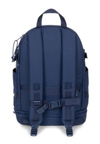 Mochila azul marino hecha de un tejido duradero que cuenta con un respaldo y correas acolchados, múltiples hebillas, bolsillos laterales y un mango reforzado.