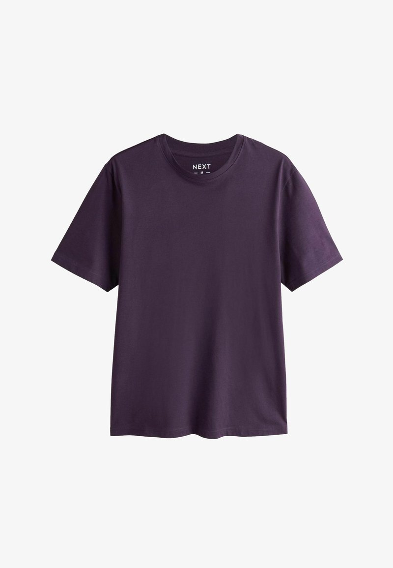 Tričko s krátkým rukávem v hluboké fialové barvě, vyrobené z bavlny, s kulatým výstřihem. Hladký materiál se uvolněným střihem. Značka je viditelná uvnitř.