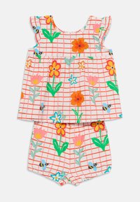 Conjunto floral de dos piezas con una blusa sin mangas que presenta tirantes con volantes y pantalones cortos, ambos con un estampado a cuadros rosa decorado con flores y abejas de colores.