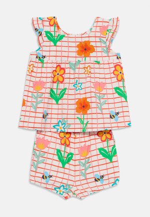 Conjunto floral de duas peças com um top sem mangas, destacando alças com volantes e calções, ambos com um padrão em grelha rosa e flores e abelhas multicoloridas.
