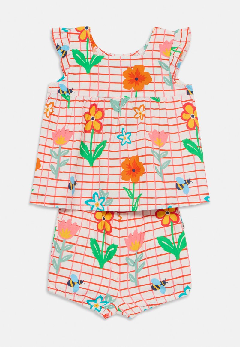 Conjunto floral de dos piezas con una blusa sin mangas que presenta tirantes con volantes y pantalones cortos, ambos con un estampado a cuadros rosa decorado con flores y abejas de colores.