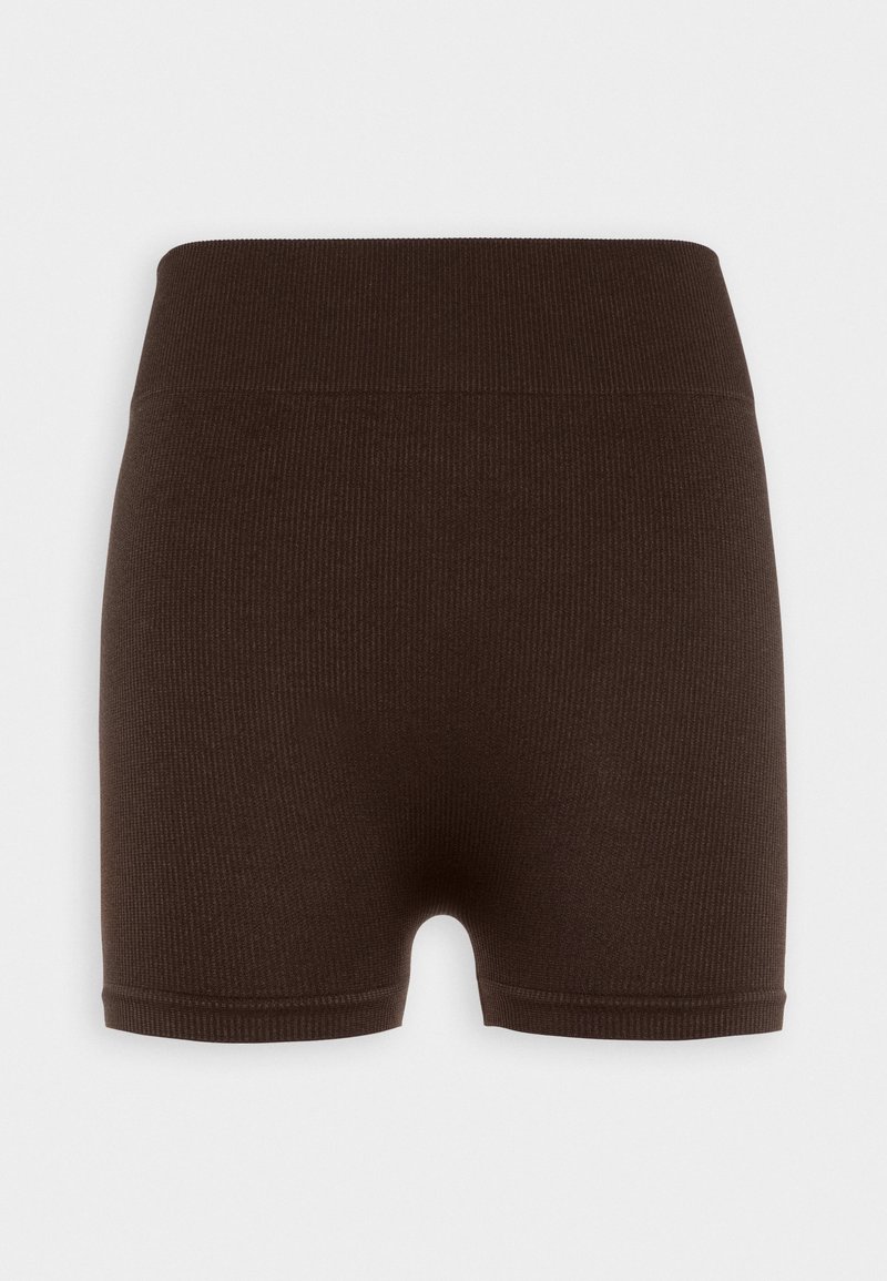 Dunkelbraune, gerippte Strick-High-Waist-Shorts für Damen mit breitem Bund und enganliegenden Beinabschlüssen auf neutralem Hintergrund.
