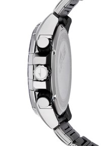 Metallklocka med en silverfärgad boett, tre knappar på sidan och ett svart armband. Har eleganta linjer och en cirkulär, slät design.