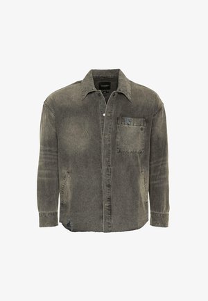 Graues Denim-Hemd mit genommelter Vorderseite, spitzem Kragen, Brusttasche und abgenutzten Akzenten. Hat eine lockere Passform und lange Ärmel.