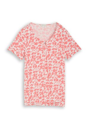 Wit bloesje met korte mouwen en koraalroze bloemenprint, V-hals en losse pasvorm, plat gelegd op een witte achtergrond.