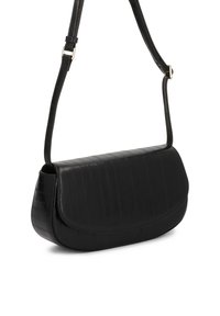 Czarna skórzana torba na ramię o zakrzywionym kształcie, poziomej teksturze z żebrowaniem i cienkim, regulowanym pasku. Posiada akcenty w kolorze złotym.