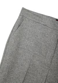 Pantalones de tela gris con un tejido texturizado. Presenta un frente plano, bolsillos laterales y una cintura estándar. Sin cierres visibles.