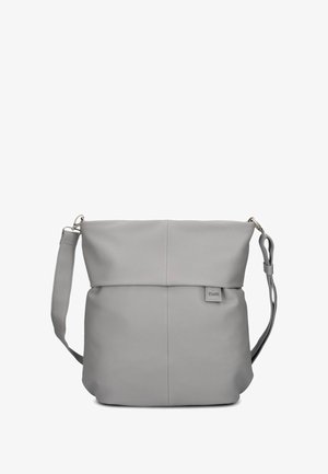 Graue Leder-Schultertasche mit einem umklappbaren Oberteil, verstellbarem Tragegurt und glatter Oberfläche. Die Vorderseite besitzt ein kleines Markenlabel.