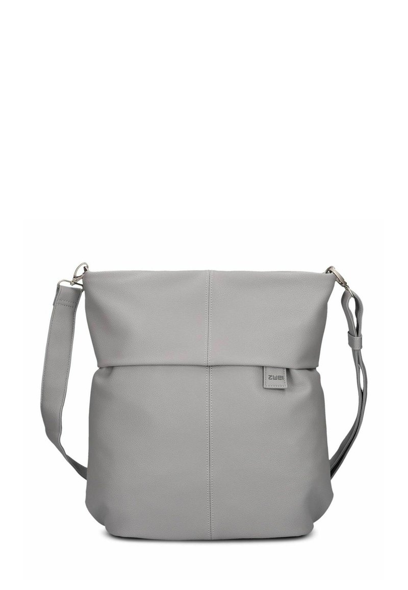 Bolso de hombro de cuero gris con tapa plegable, correa ajustable y textura suave. La parte frontal presenta un pequeño parche con la marca.