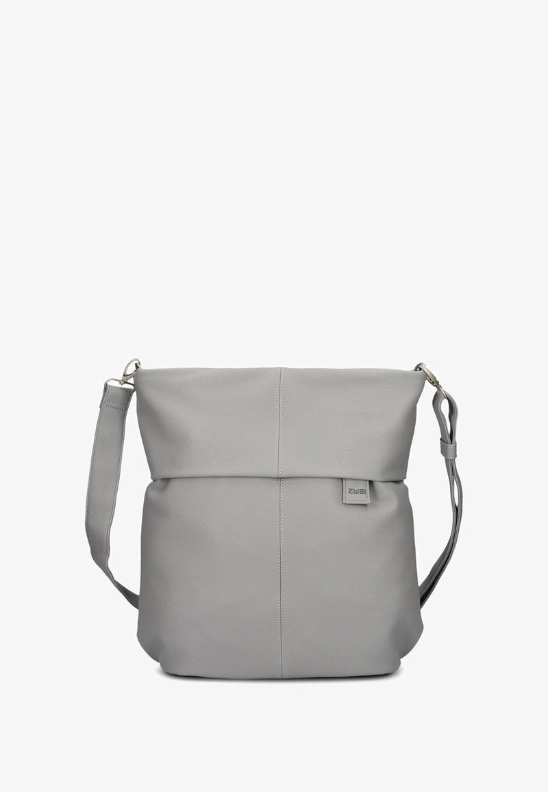 Borsa a spalla in pelle grigia con estremità a pieghe, tracolla regolabile e texture liscia. Il fronte presenta una piccola patch con il marchio.