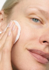 Skin1004 - SKIN1004 MADAGASCAR CENTELLA PROBIO-CICA ESSENSE TONER - Serum - - Miniatuurafbeelding 1