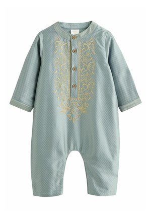 Lichtblauwe katoenen jumpsuit met lange mouwen, voorzien van een voorbies met houten knopen en een ingewikkeld gouden borduursel op de borst.