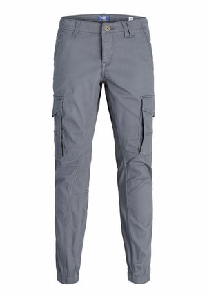 Pantalon cargo gris avec poignets élastiques, poches à rabat sur les cuisses, passants pour ceinture, fermeture par bouton et étiquette de marque visible à l'intérieur de la ceinture.