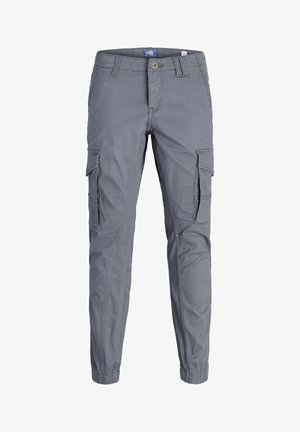 Pantalon cargo gris avec poignets élastiques, poches à rabat sur les cuisses, passants pour ceinture, fermeture par bouton et étiquette de marque visible à l'intérieur de la ceinture.
