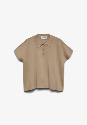 Polo en maille beige à manches courtes avec trois boutons et un col pointu, étiqueté AWARE.